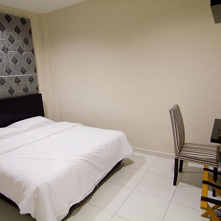 Melody Inn Hotel Келуанг Екстериор снимка